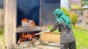 Cegah Penyebaran OPTK, Puluhan Kilogram Jeruk Busuk Dimusnahkan