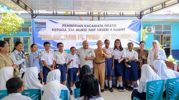 PTFI Peduli Kesehatan Mata Pelajar Nabire Dengan Kacamata