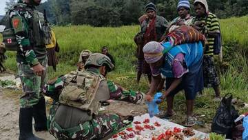 Yonif-4 Marinir, Borong Hasil Tani Warga Komopa, Paniai