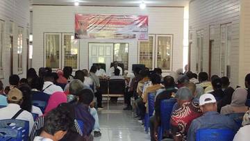 DPMK Nabire Serahkan 80 Akta Koperasi Merah Putih