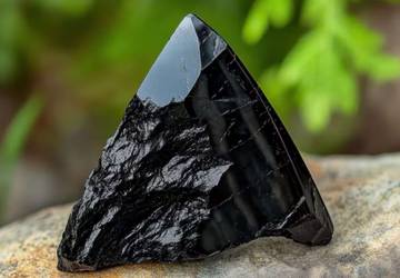 Obsidian, Batu Vulkanik Hitam Berkilau dan Bernilai Tinggi