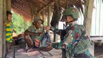 Satgas TNI Melaksanakan Anjangsana Di Kampung Sabi 