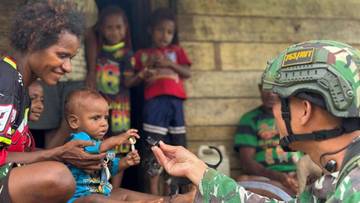 Anjangsana Penuh Kasih TNI Pererat Keharmonisan Kampung Mot