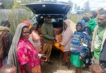 Kepala Kampung Ipakiye Paniai Salurkan Bantuan Bagi Warga