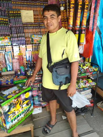 Malam Tahun Baru, Pedagang Kembang Api  Menggantung Harapan  