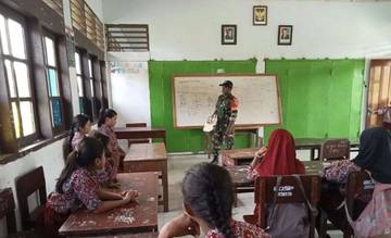 Siswa SD Negeri Inpres Maidei Mendapat Materi Kebangsaan