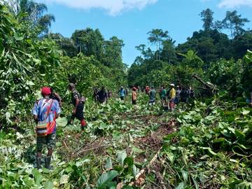 Banjir Rusak Jalan, Warga Wanggar Pantai Gotong Royong