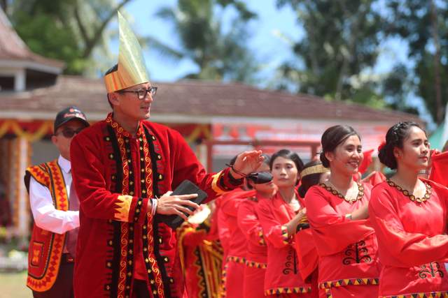 Mempelajari Gerakan Tari Maena Khas Suku Nias