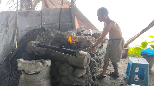 Aktivitas Pandai Besi Masih Eksis di Hiliganowo