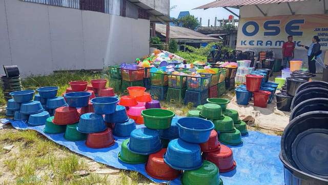 Omset Lumayan, Pemuda Asal Padang Jualan Barang Plastik