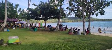 Libur Berakhir, Pantai Harus Damai Dipadati Warga