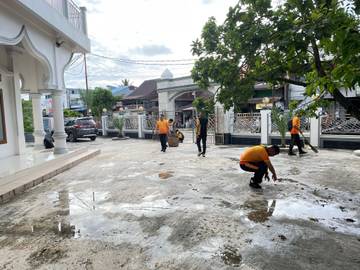 Polres Nisel Bersihkan Masjid TAQWA Teluk Dalam