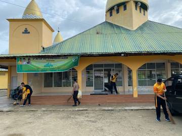 Polres Nisel Gelar Baksos Bersihkan Masjid AR-RAHMAN Telda