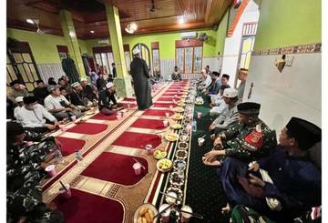 Satgas Pamtas Yonarmed 11/ Kostrad Buka Puasa Bersama Warga Sebuku 