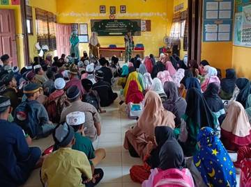  Babinsa Sebuku Tanamkan Wawasan Kebangsaan di Pesantren Kilat