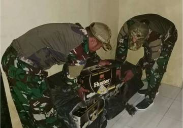 Satgas Pamtas Yonarmed 11/Kostrad Amankan Ratusan Kaleng Miras Ilegal