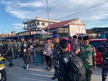 Tingkatkan Silaturahmi, TNI-Polri Nunukan Bagikan Takjil 