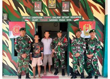 Warga Serahkan Senpi Rakitan ke Satgas Pamtas Yonarmed 11/Kostrad 