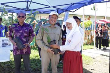 Hari Bumi, Konsul RI Tanam Pohon dan Bagikan Paspor
