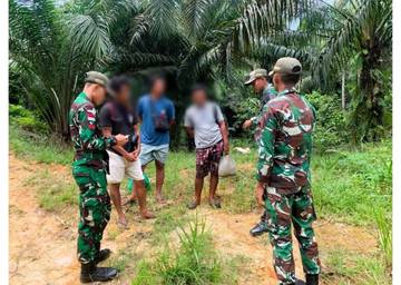 Satgas Pamtas Amankan Tiga Pekerja Migran Ilegal di Perbatasan