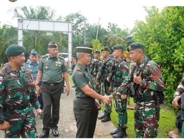 Sesko TNI Tinjau Pengamanan Wilayah Perbatasan di Sebatik