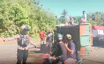 Truk Bermuatan BBM Terguling, Polisi Lakukan Evakuasi