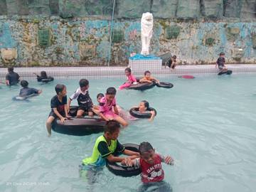 Libur Akhir Pekan, Warga Padati Wisata Permandian