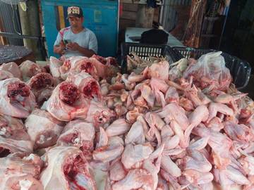 Pedagang Akui Penjualan Ayam Lesu saat Natal