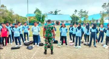 Babinsa Lumbis Latih PBB Siswa SMP
