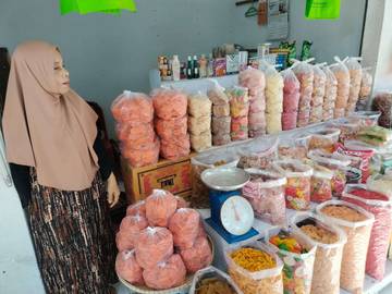 Bangkit dari Gempuran Bisnis Online Lewat Gurihnya Kerupuk