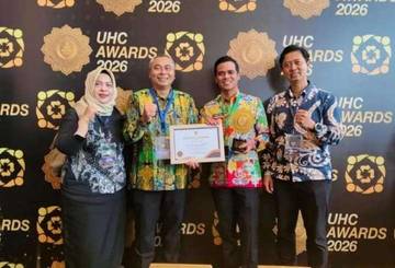 Bupati Irwan Sabri Terima UHC Award-2026 Kategori Madya 