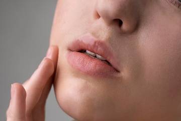 Tips Mengembalikan Warna Alami Bibir