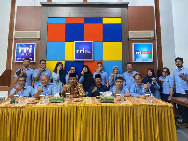 RRI Padang - LKAAM Sumbar, Bagaikan Aur dan Tebing