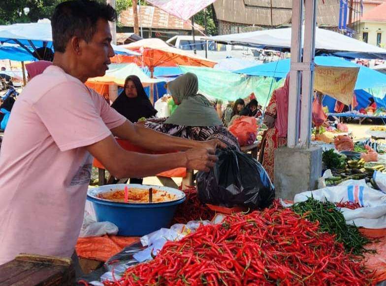 Permintaan Meningkat, Harga Cabai Merah Merangkak Naik