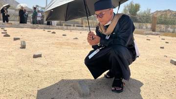 Anak Jemaah Haji Tanah Datar Ziarahi Makam Ibunda