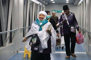 Kedatangan Jemaah Haji Kloter Empat Diiringi Hujan Deras