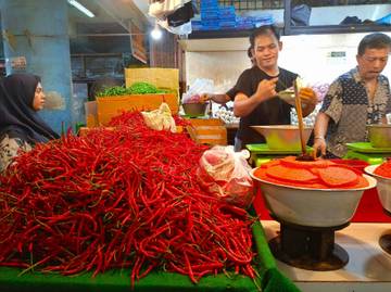 Harga Cabai Merah di Pasar Bandar Buat, Naik