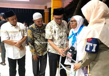 Tiga Puluh Jemaah Haji Kloter 15 Pasbar Disambut Hangat