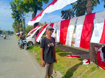 Penjual Bendera di Padang Masih Sepi Pembeli