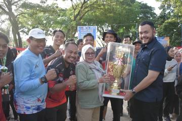 Wali Kota Padang Tutup Turnamen Voli SMPN 28