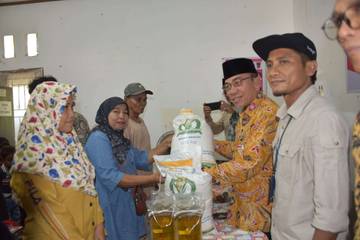 Wawako Padang Serahkan Bantuan Pangan dari Perum Bulog