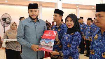 Wali Kota Padang Serahkan SK PNS dan PPPK 
