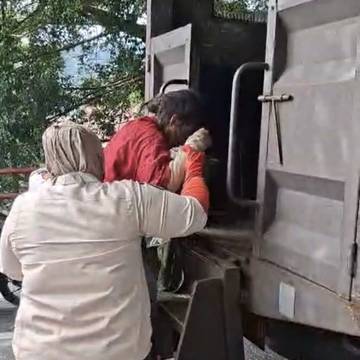 Satpol PP Tangani Orang Terlantar di Seberang Padang
