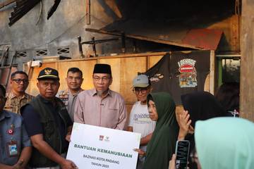 Maigus Nasir Tinjau dan Bantu Korban Pohon Tumbang