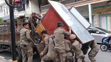 Satpol PP Tertibkan PKL di Fasilitas Umum