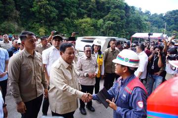 Presiden Prabowo Tinjau Rekontruksi Jalur Lembah Anai