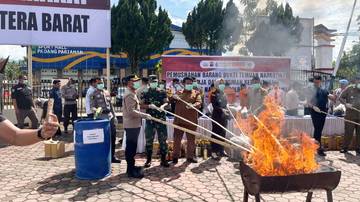 Polres Padang Pariaman Musnahkan Ganja dan Miras Ilegal