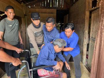 Bupati Mentawai Serahkan Bantuan untuk Lansia di Cimpungan