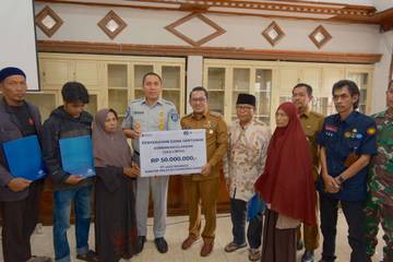 Bupati Tanah Datar Serahkan Santunan Kecelakaan di Panyalaian