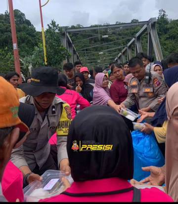 Bhabinkamtibmas di Pauh Bantu Masyarakat saat Masa Pemulihan
